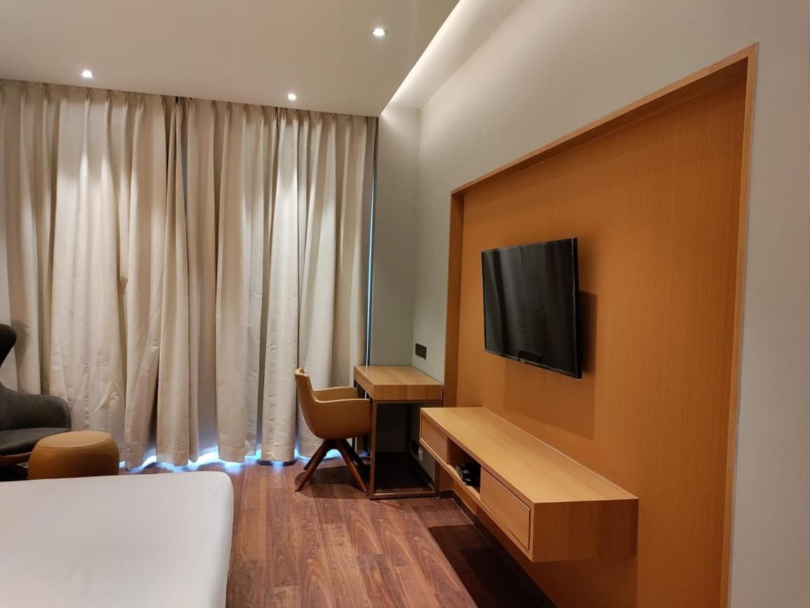 Damson Plum Hotel Lucknow Ngoại thất bức ảnh