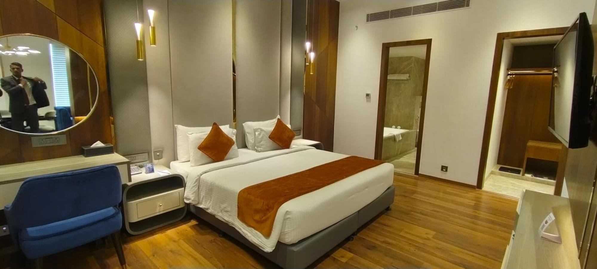 Damson Plum Hotel Lucknow Ngoại thất bức ảnh